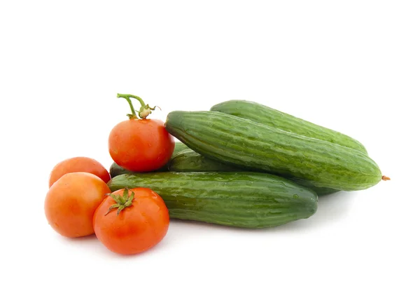 Rijp komkommers en tomaten — Stockfoto