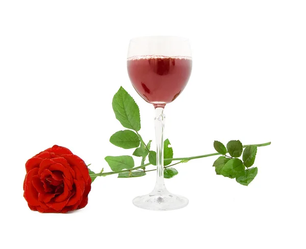 Glas Rotwein und rote Rose — Stockfoto