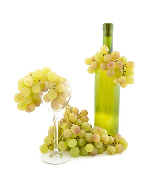 Fles van witte wijn en witte druiven — Stockfoto