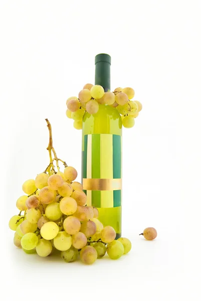 Garrafa de vinho branco e uvas brancas — Fotografia de Stock