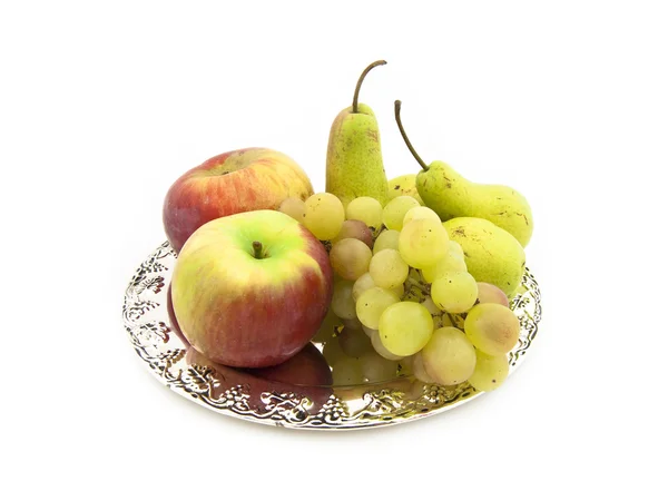 Hrozny, jablka a hrušky na stříbrné dis — Stock fotografie