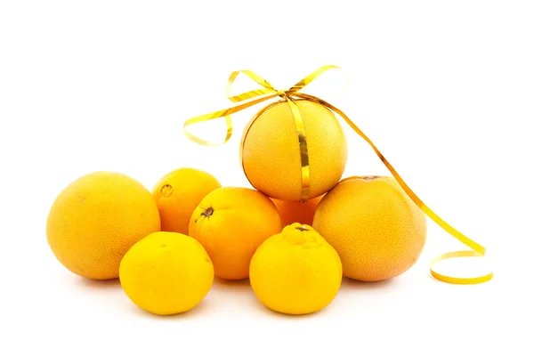 Grupp av citrus på vit bakgrund — Stockfoto