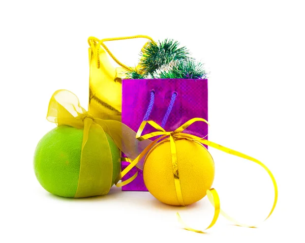 Geschenkpakete und Gruppe von Zitrusfrüchten — Stockfoto