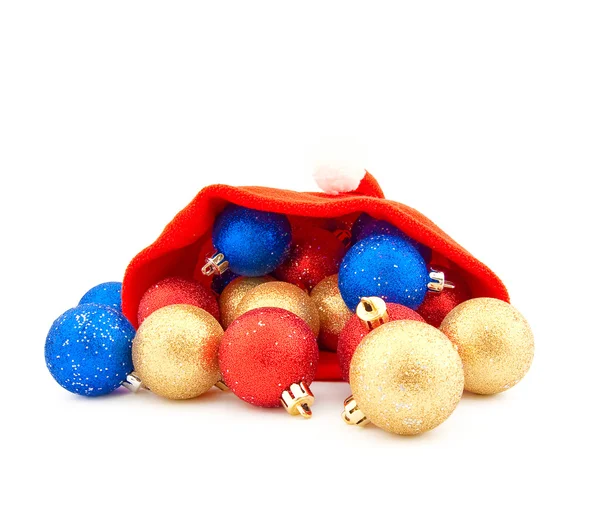 Різдвяна червона шапка і кульки — стокове фото