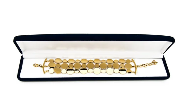 Boîtier cadeau avec un bracelet en or — Photo