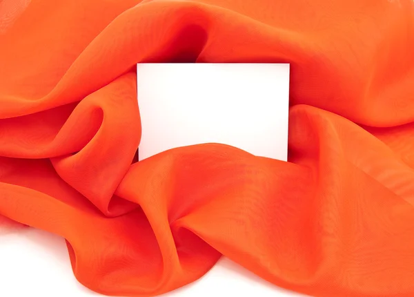 O cartão branco limpo contra a seda vermelha — Fotografia de Stock