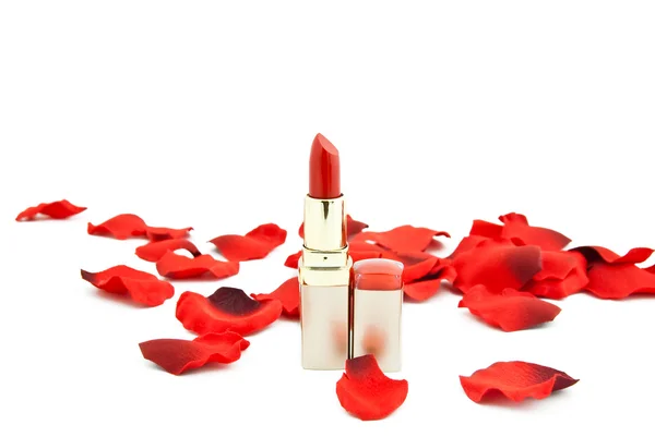 Rouge à lèvres rouge et pétales de roses — Photo