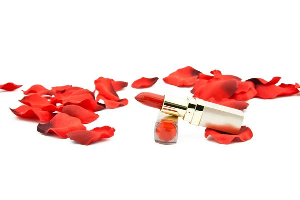 Rød leppestift og roseblader – stockfoto