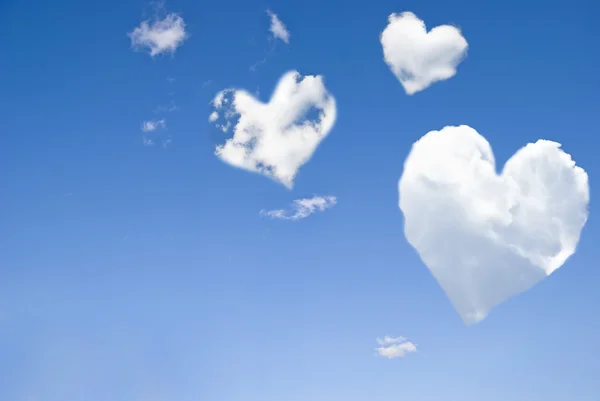 Хмари у вигляді сердець — стокове фото