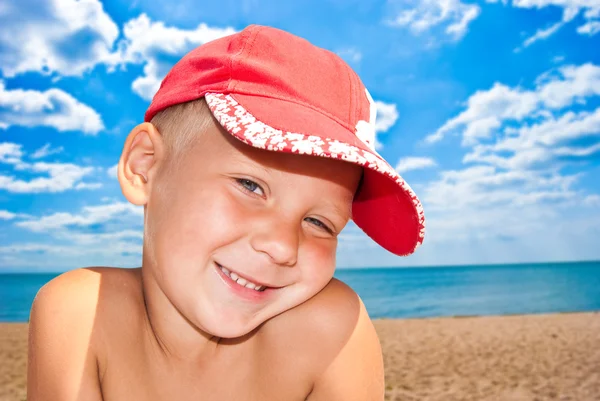 Ritratto del bel bambino in riva al mare — Foto Stock
