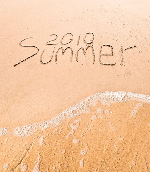 Inscriptie op zand zomer 2010 — Stockfoto