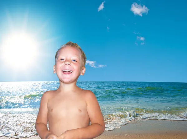 รูปภาพของเด็กดีบนชายฝั่งทะเล — ภาพถ่ายสต็อก