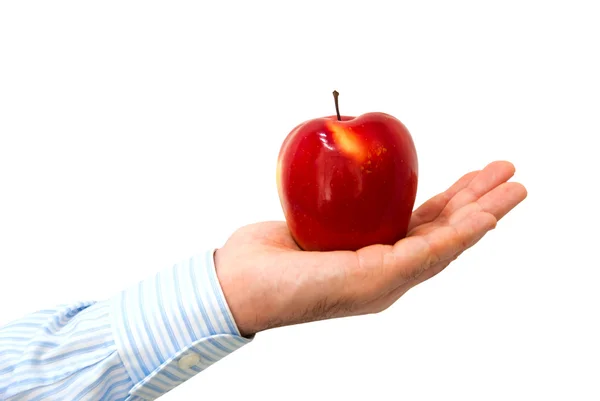 Красное яблоко в мужской руке — стоковое фото