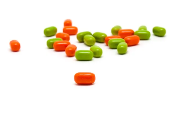 Comprimidos de vitamina cortados em branco — Fotografia de Stock