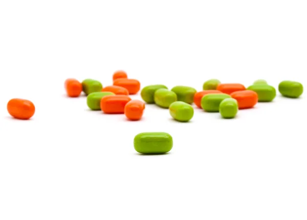 Las pastillas de vitamina cortadas en blanco — Foto de Stock