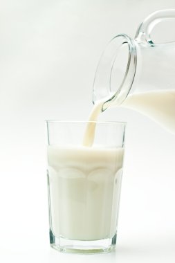 bir sürahi dökme süt