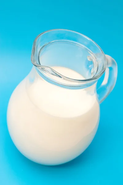 Tillbringare av mjölk på en blå bakgrund — Stockfoto