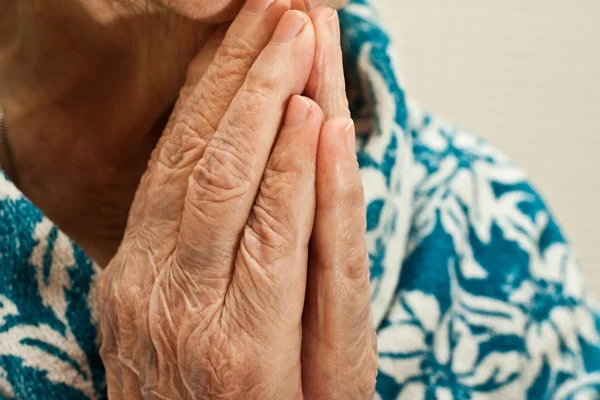 Hands in prayer, an old woman praying — Stock Photo, Image