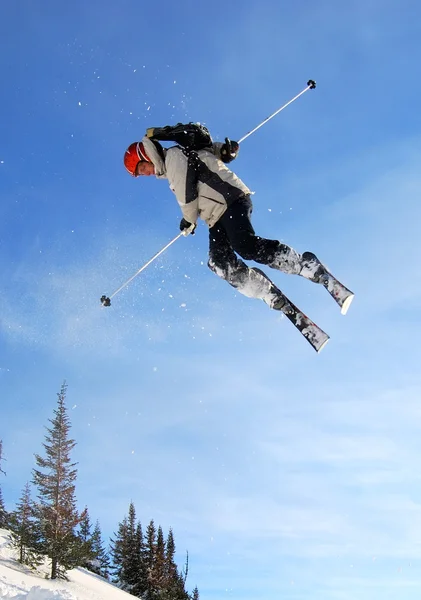 Skiër hoog springen — Stockfoto