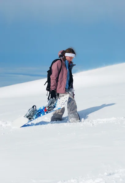 Jonge dame snowboarder wandelen — Stockfoto