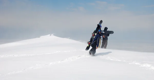 Tres snowboarders en ventisca — Foto de Stock