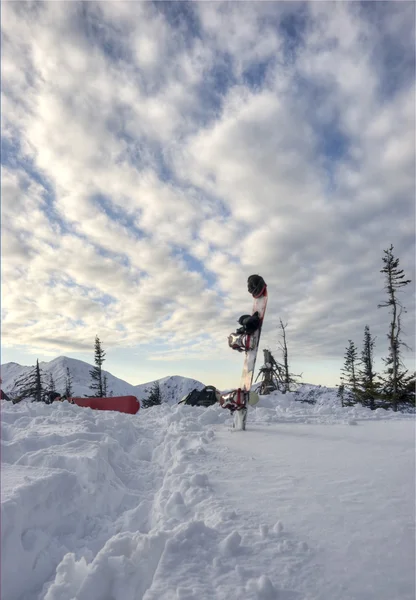 Snowboard in sneeuw-drift in zonsondergang — Stockfoto