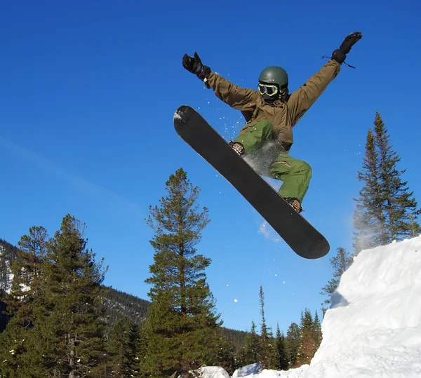 Springen snowboarder — Stockfoto