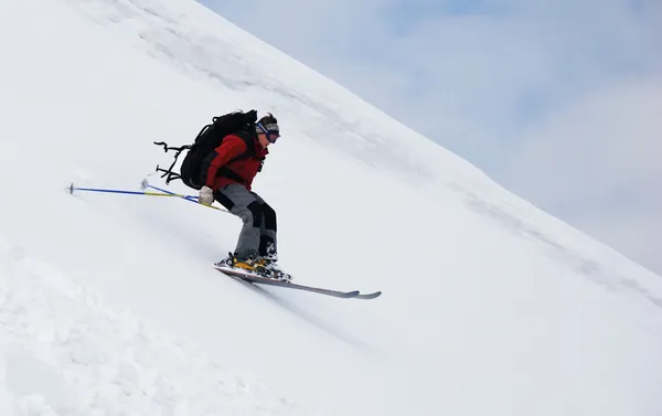 Esquiador a descer — Fotografia de Stock