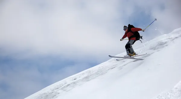 Esquiador saltando alto — Foto de Stock