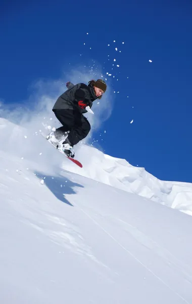 Snowboarder springt hoch — Stockfoto