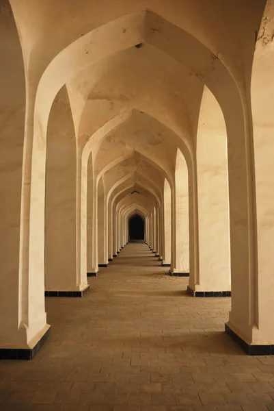 Colonne di antica moschea a Bukhara — Foto Stock