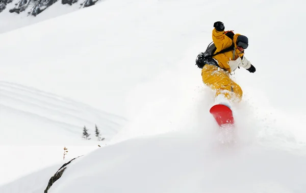 Żółty snowboardzista skoki — Zdjęcie stockowe
