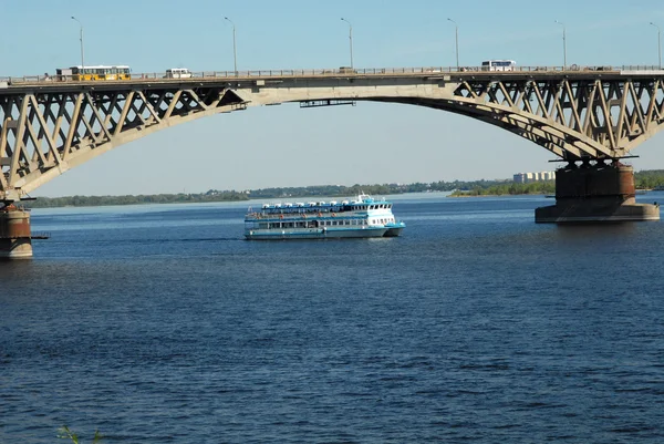 Puente a través del río Volga —  Fotos de Stock