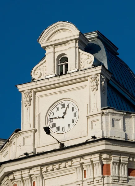 Часы на фасаде здания — стоковое фото