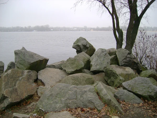 Большие камни на берегу — стоковое фото