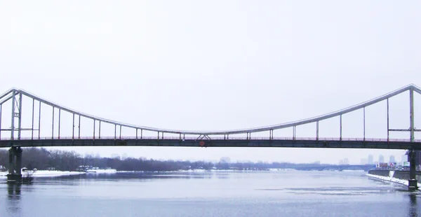 橋が川を渡って — ストック写真
