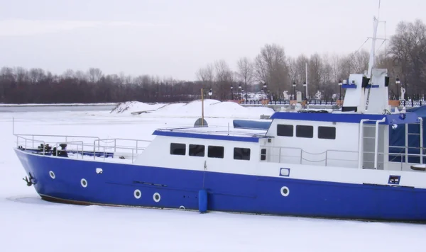 Jachta na zamrzlou řeku — Stock fotografie
