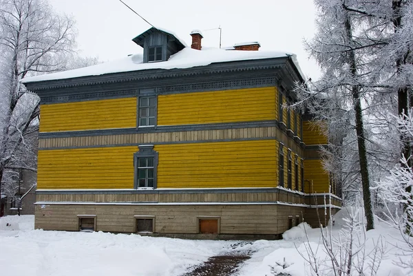 A casa amarela — Fotografia de Stock