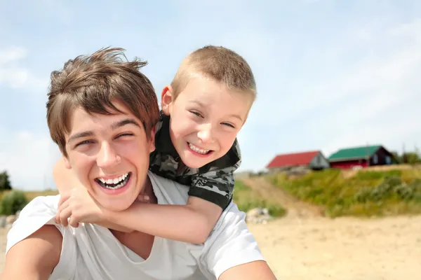 Счастливый подросток и ребенок — стоковое фото