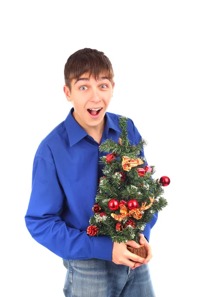 Tiener met kerstboom — Stockfoto