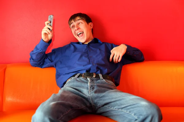 Ευτυχισμένος έφηβος με τηλέφωνο — Φωτογραφία Αρχείου