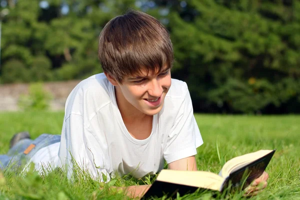 Nastolatek czyta książki — Zdjęcie stockowe