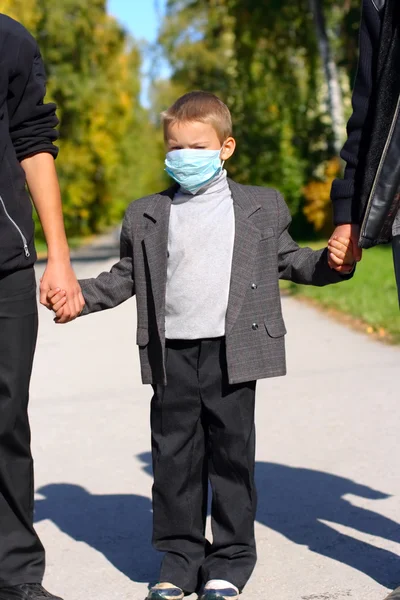 Niño en la máscara de la gripe — Foto de Stock