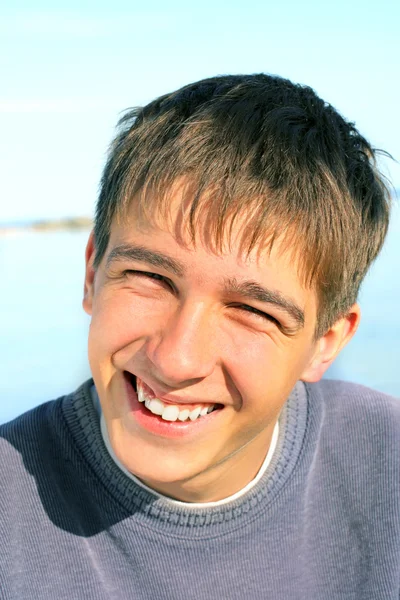 Uśmiechający się nastolatek — Zdjęcie stockowe