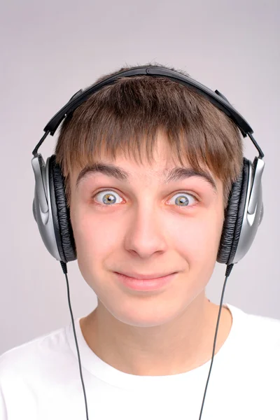 Adolescente em fones de ouvido — Fotografia de Stock