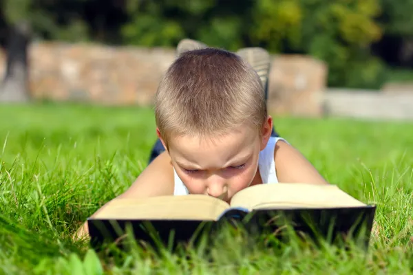 Bambino legge libro — Foto Stock