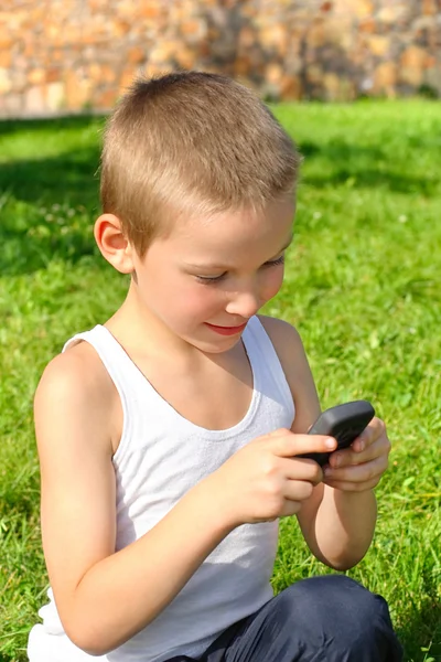 Kid met mobiele telefoon — Stockfoto