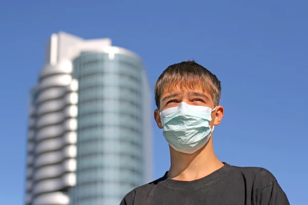 Tonåring i masken — Stockfoto