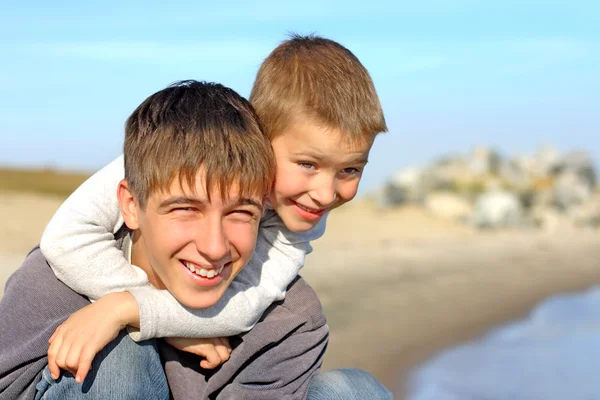 Gelukkig tiener en kid — Stockfoto