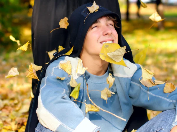Adolescente no parque de outono — Fotografia de Stock